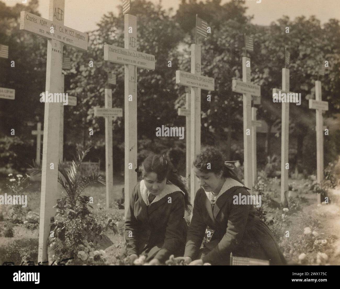 Donne francesi che decorano le tombe dei soldati americani sepolti a Brest, Francia ca. 1918 Foto Stock