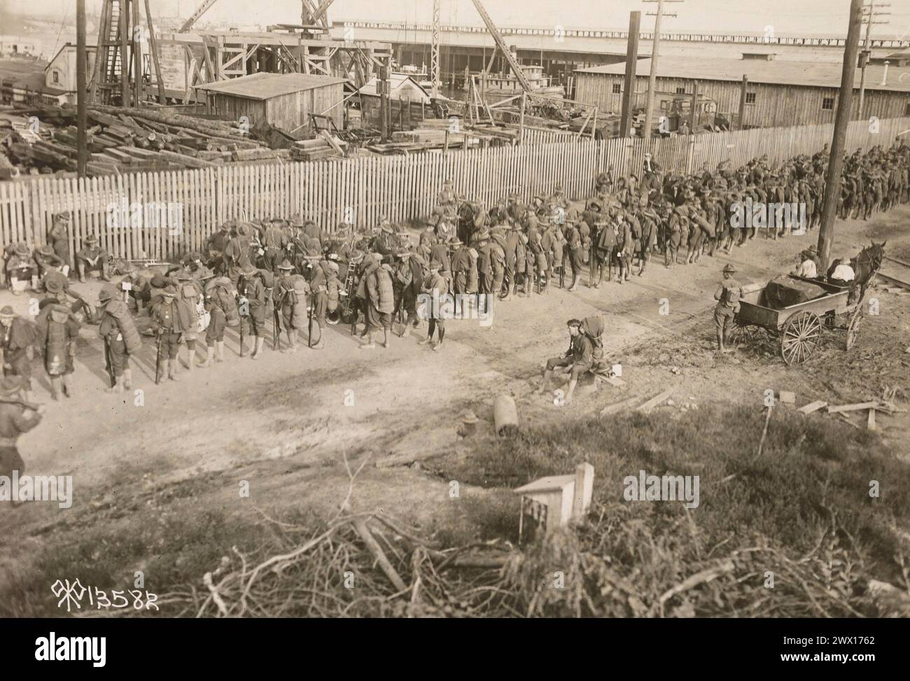 Foto della prima guerra mondiale: (Didascalia originale) 2nd Pioneer Regiment, fanteria, passa attraverso la città di Newport News, Virginia, sulla strada per il molo per imbarcarsi per l'oltremare CA. 1918 Foto Stock