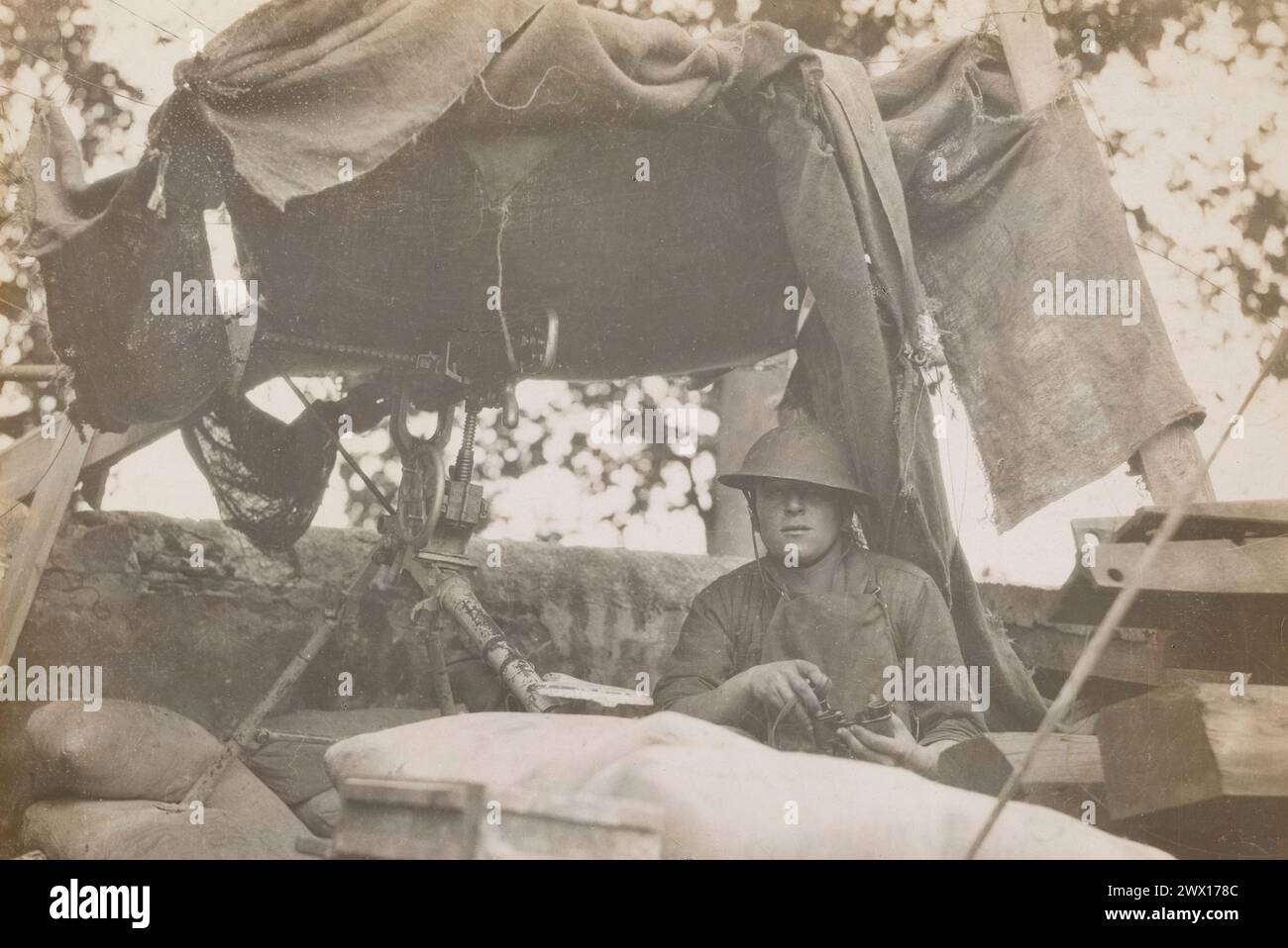 Foto della prima guerra mondiale: Soldato inviato in una posizione di mitragliatrice in un cantiere ferroviario; compagnia A, 9th Machine Gun Battalion, 3rd Division, Chateau Thierry, France CA. 1918 Foto Stock