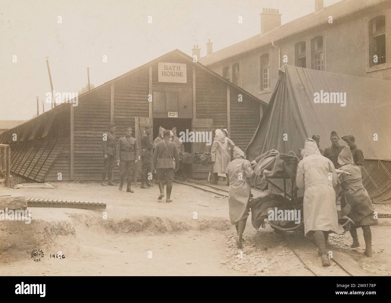 I pazienti vengono presi in bagno e nelle sale di trattamento presso l'ospedale americano di evacuazione #2 a Baccarat Francia CA. 1918 Foto Stock
