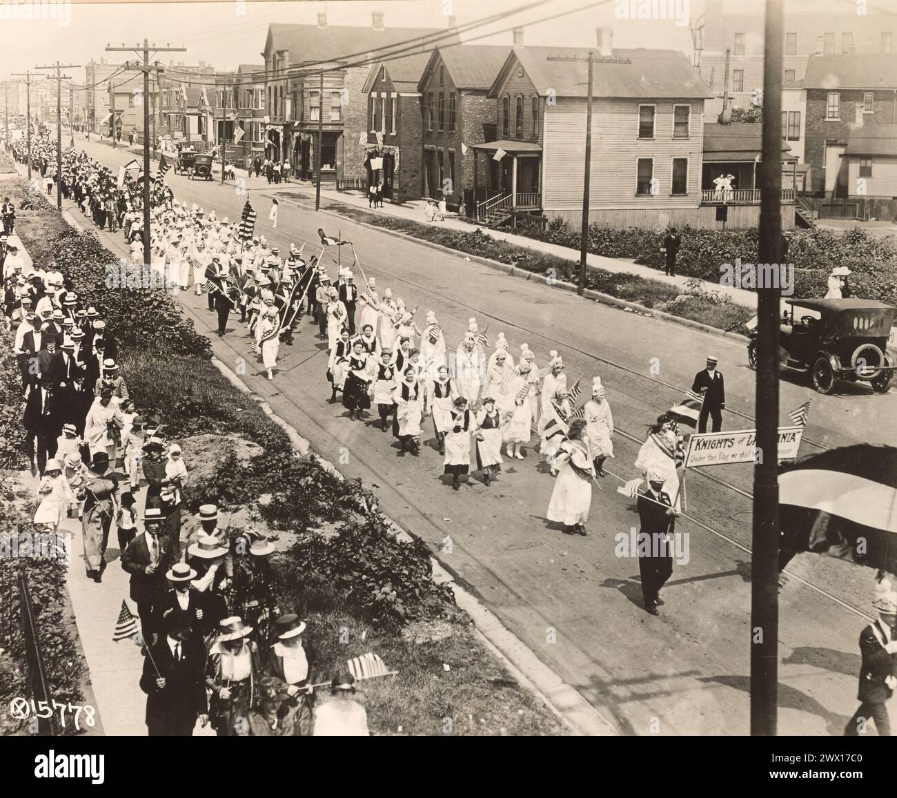 Le donne marciano dietro uno striscione dei Cavalieri di Lituania in una parata del giorno dell'indipendenza lituana nella zona di McKinley Park di Chicago, California. 1918 Foto Stock