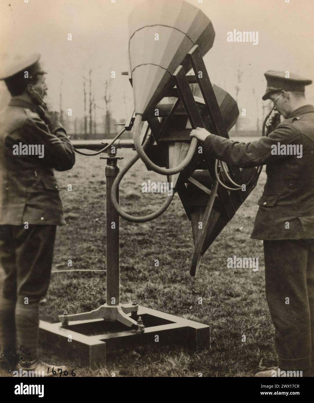 Vista posteriore dell'apparato sonoro utilizzato per localizzare gli aerei in avvicinamento; Tours, France CA. 1918 Foto Stock