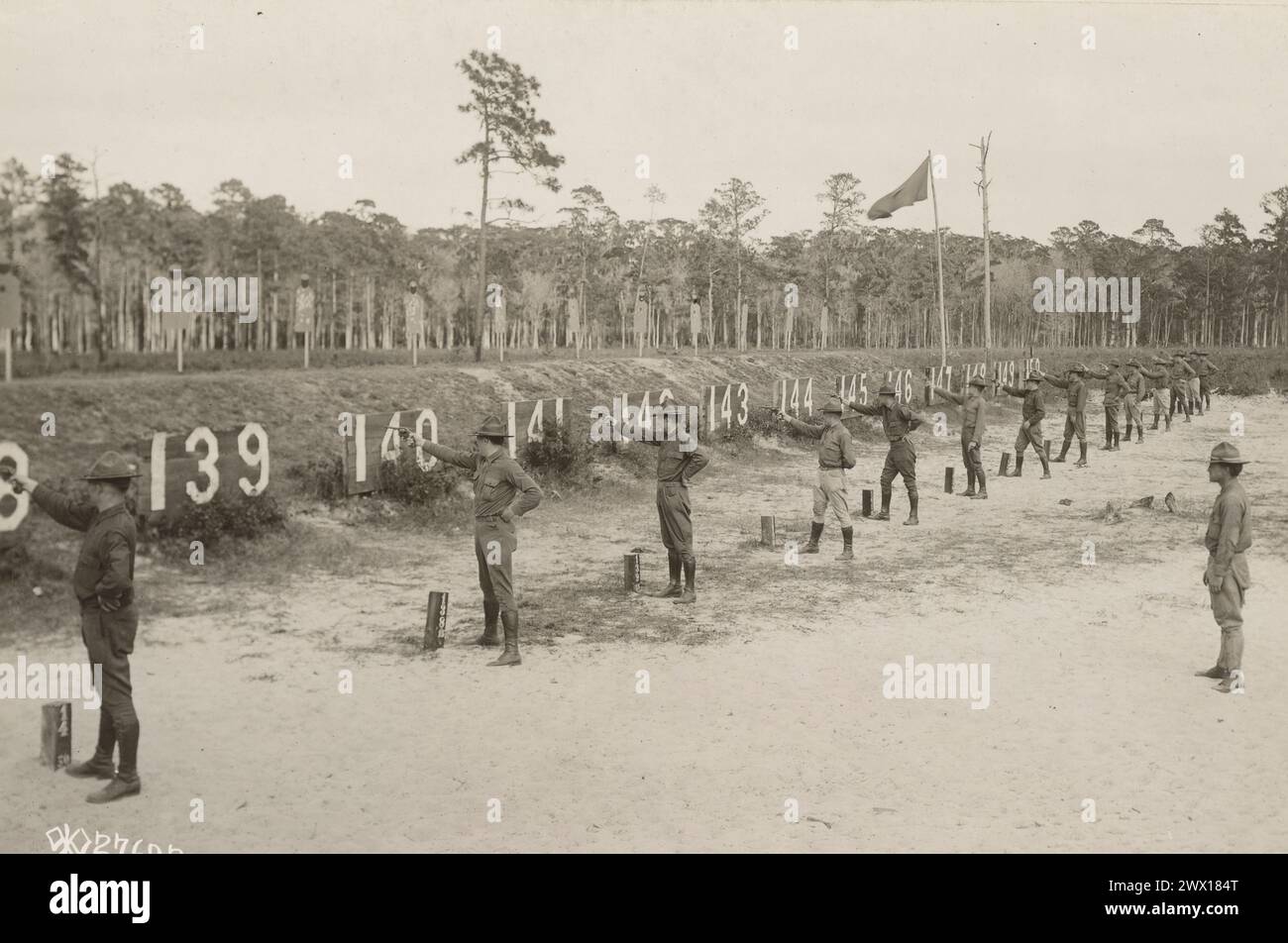 Ufficiali del Motor Transport Corps durante l'addestramento sulle pistole su un campo di tiro a Camp Joseph E. Johnston a Jacksonville, Florida, California. 1918 Foto Stock