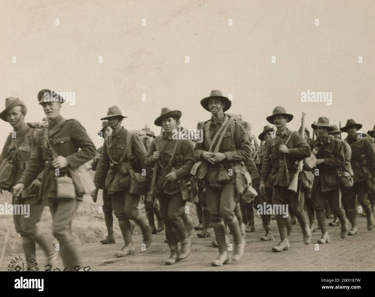 Soldati australiani in viaggio verso il fronte dove combatterono con la 27a e la 30a divisione americana nel viaggio attraverso la linea di Hindenburg ca. 1918 Foto Stock
