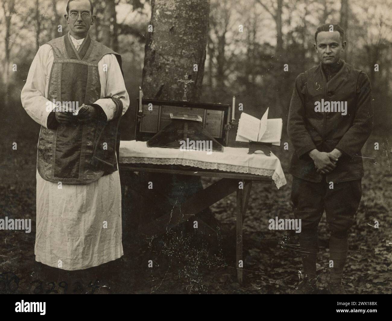 Messa cattolica tenuta dal cappellano Wolfe del 110° reggimento per il 103° treno di rifornimenti, tra Heudicourt e Chalons France ca. 1918 Foto Stock