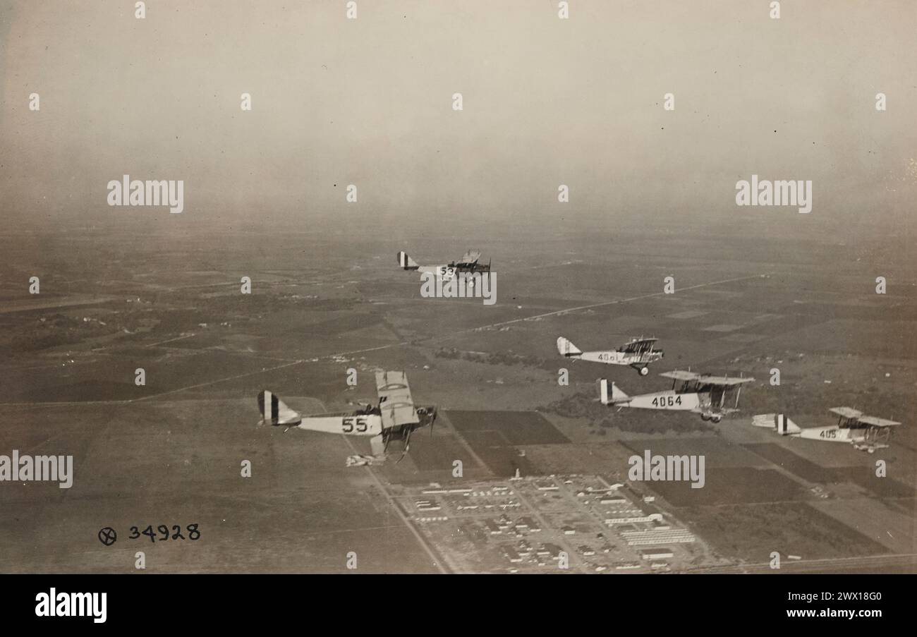 Aerei in formazione in partenza dall'aeroporto, Flyin' Frolic a Love Field CA. 1918 Foto Stock