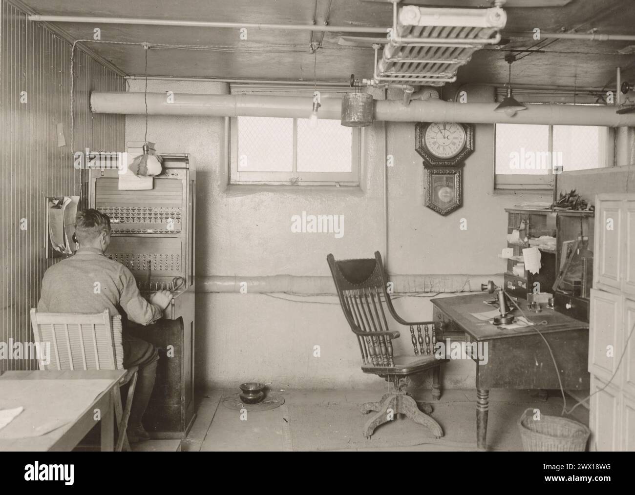 Installazioni telefoniche a Fort Wayne, Detroit; uomo che lavora al centralino telefonico CA. 1919 Foto Stock