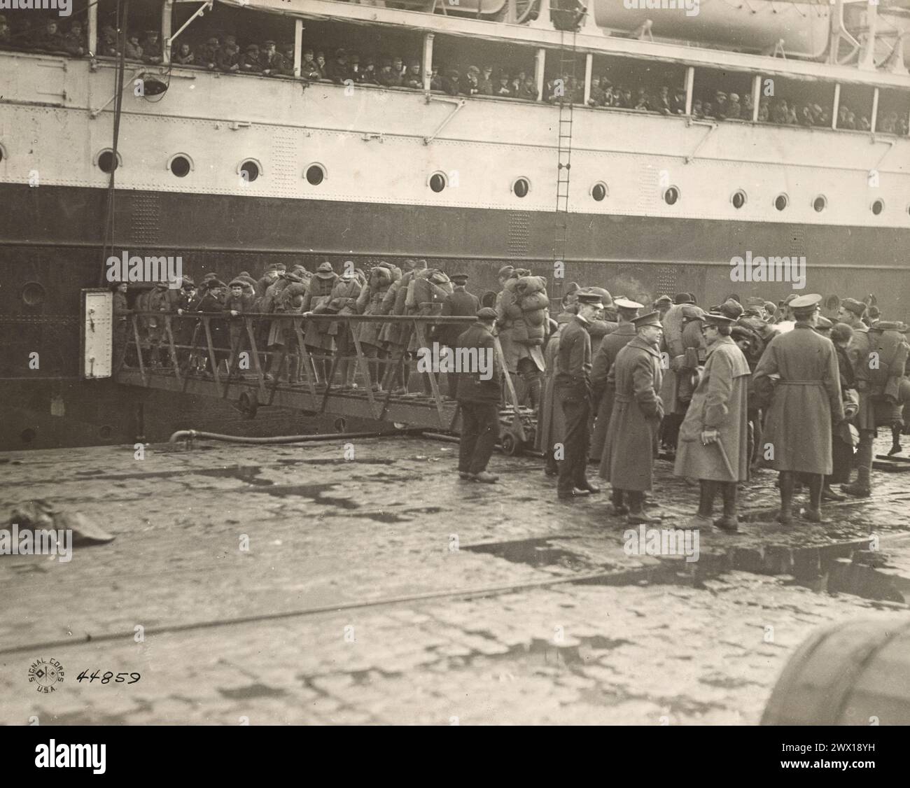 I soldati della 337a artiglieria da campo, 88a divisione, presentano a bordo di 'Rochambeau' nel porto di Bordeaux in Francia ca. 1919 Foto Stock