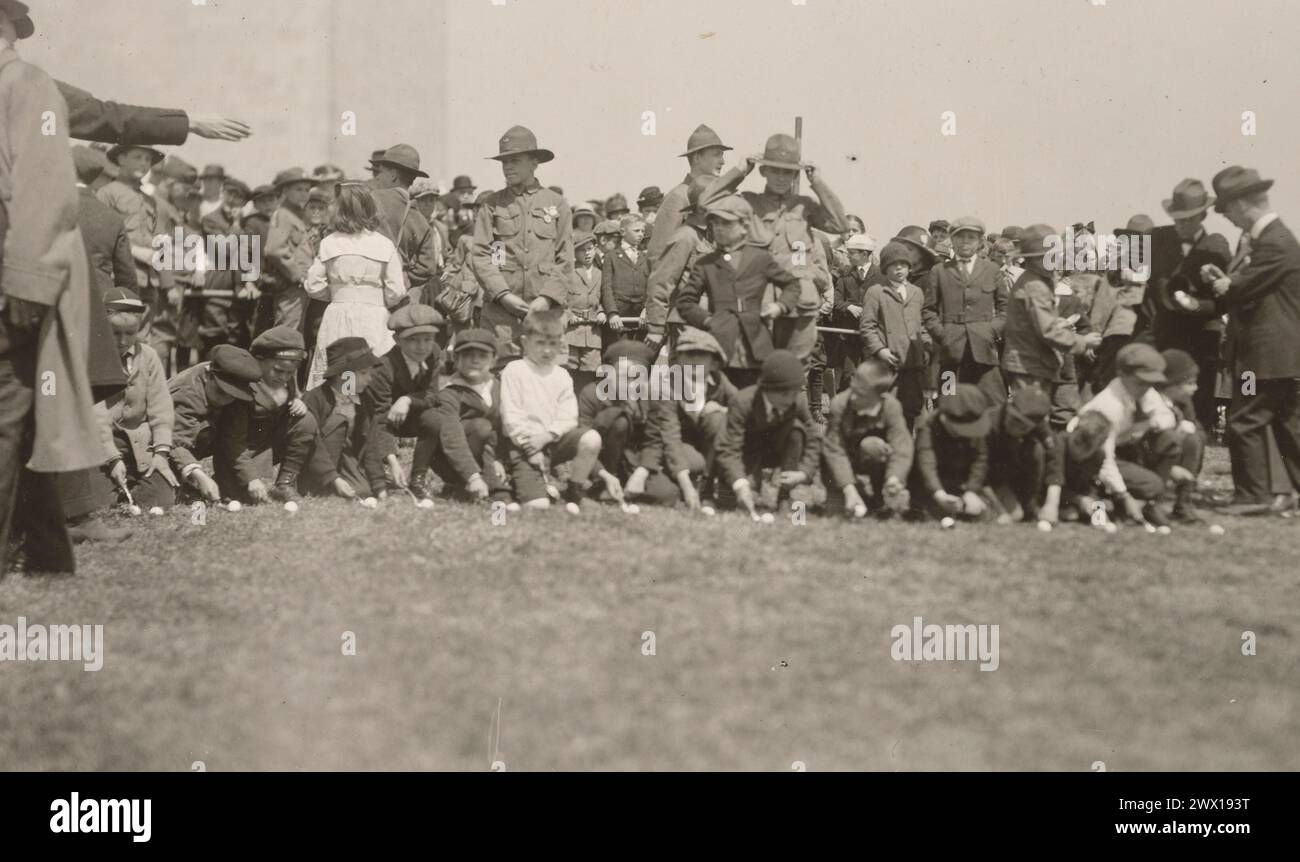 Ragazzi in attesa del segnale per iniziare la gara nel concorso di rotellamento delle uova di Pasqua ca. Aprile 1919 Foto Stock