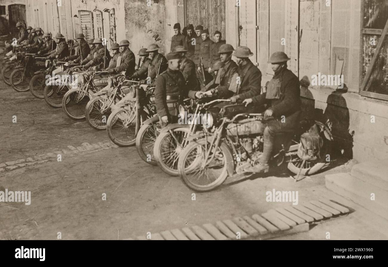 Corrieri di spedizione americani. Corrieri di spedizione motociclistici del quartier generale della 88th American Div., allineati per ispezione ufficiale a Lagney, Francia ca. Novembre 1918 Foto Stock