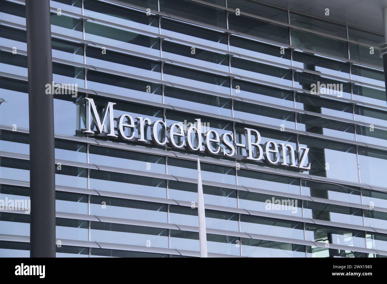 Stoccarda. 20 marzo 2024. Questa foto scattata il 20 marzo 2024 mostra il logo di Mercedes-Benz presso la sua sede centrale a Stoccarda, Germania. PER ANDARE CON "intervista: Il capo Mercedes-Benz vede il potenziale del mercato, le opportunità a lungo termine in Cina" credito: Shan Weiyi/Xinhua/Alamy Live News Foto Stock