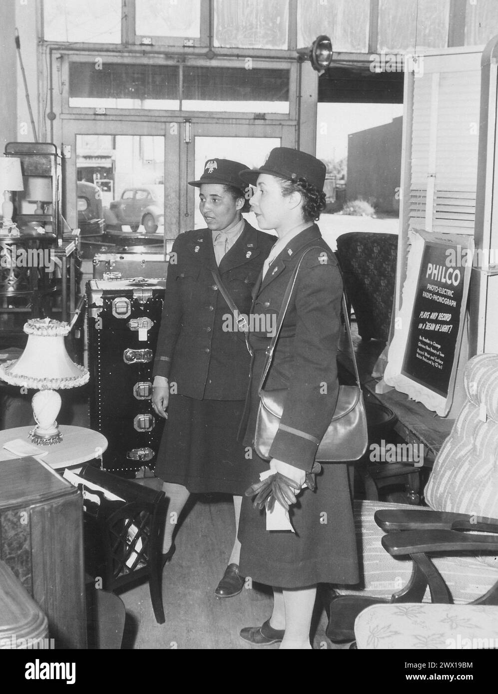 Gli agenti del WAAC vanno a fare shopping... subito dopo il loro arrivo a Fort Huachuca, Arizona, questi due agenti hanno iniziato a comprare lampade e altri accessori necessari nella loro sala ricreativa, CA. 1942 Foto Stock