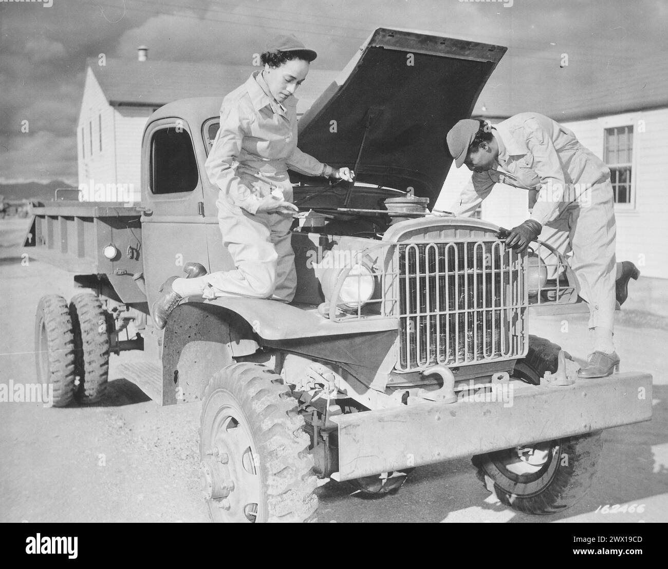 Gli ausiliari Ruth Wade e Lucille Mayo (da sinistra a destra) dimostrano ulteriormente la loro capacità di riparare i camion come insegnarono loro durante il periodo di lavorazione a Fort Des Moines e messi in pratica a Fort Huachuca, Arizona CA. 1942 Foto Stock