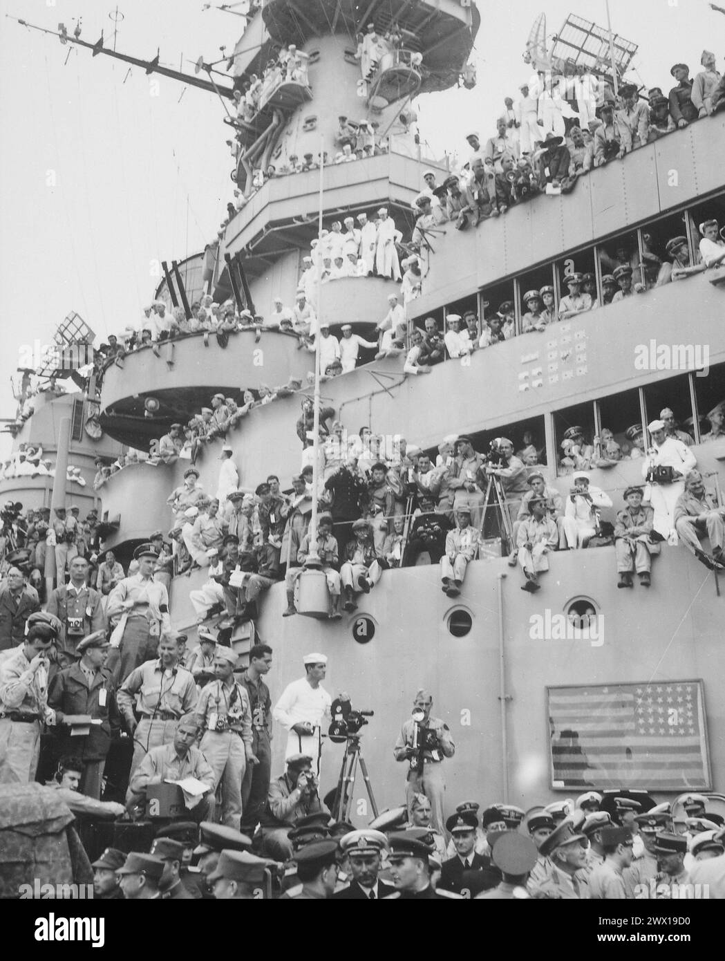 Spettatori e fotografi scelgono punti panoramici sul ponte della USS MISSOURI nella baia di Tokyo, per assistere alla formale resa giapponese circa. 1945 Foto Stock