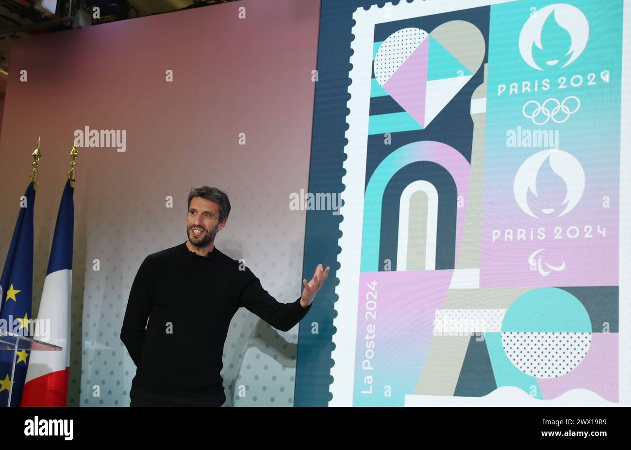 Parigi, Francia. 26 marzo 2024. Tony Estanguet, presidente del Comitato Organizzatore di Parigi 2024, partecipa alla cerimonia di inaugurazione del francobollo ufficiale per i Giochi Olimpici e Paralimpici di Parigi 2024 presso il Museo postale francese di Parigi, Francia, 26 marzo 2024. Traendo ispirazione dall'identità visiva delle Olimpiadi di Parigi, il francobollo mette in evidenza luoghi iconici come la Torre Eiffel e la Senna, con elementi sportivi di atletica e rimbalzi di palla in esso presenti. Il francobollo ha finiture eccezionali con stampaggio a caldo. Crediti: Gao Jing/Xinhua/Alamy Live News Foto Stock