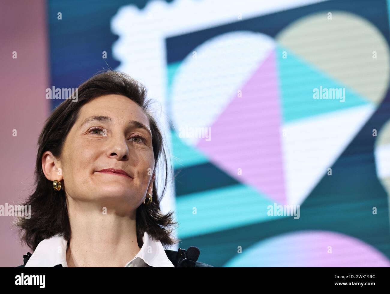 Parigi, Francia. 26 marzo 2024. Il ministro dello sport francese Amelie Oudea-Castera si reca alla cerimonia di inaugurazione del francobollo ufficiale per i Giochi Olimpici e Paralimpici di Parigi 2024 presso il Museo postale francese di Parigi, Francia, 26 marzo 2024. Traendo ispirazione dall'identità visiva delle Olimpiadi di Parigi, il francobollo mette in evidenza luoghi iconici come la Torre Eiffel e la Senna, con elementi sportivi di atletica e rimbalzi di palla in esso presenti. Il francobollo ha finiture eccezionali con stampaggio a caldo. Crediti: Gao Jing/Xinhua/Alamy Live News Foto Stock