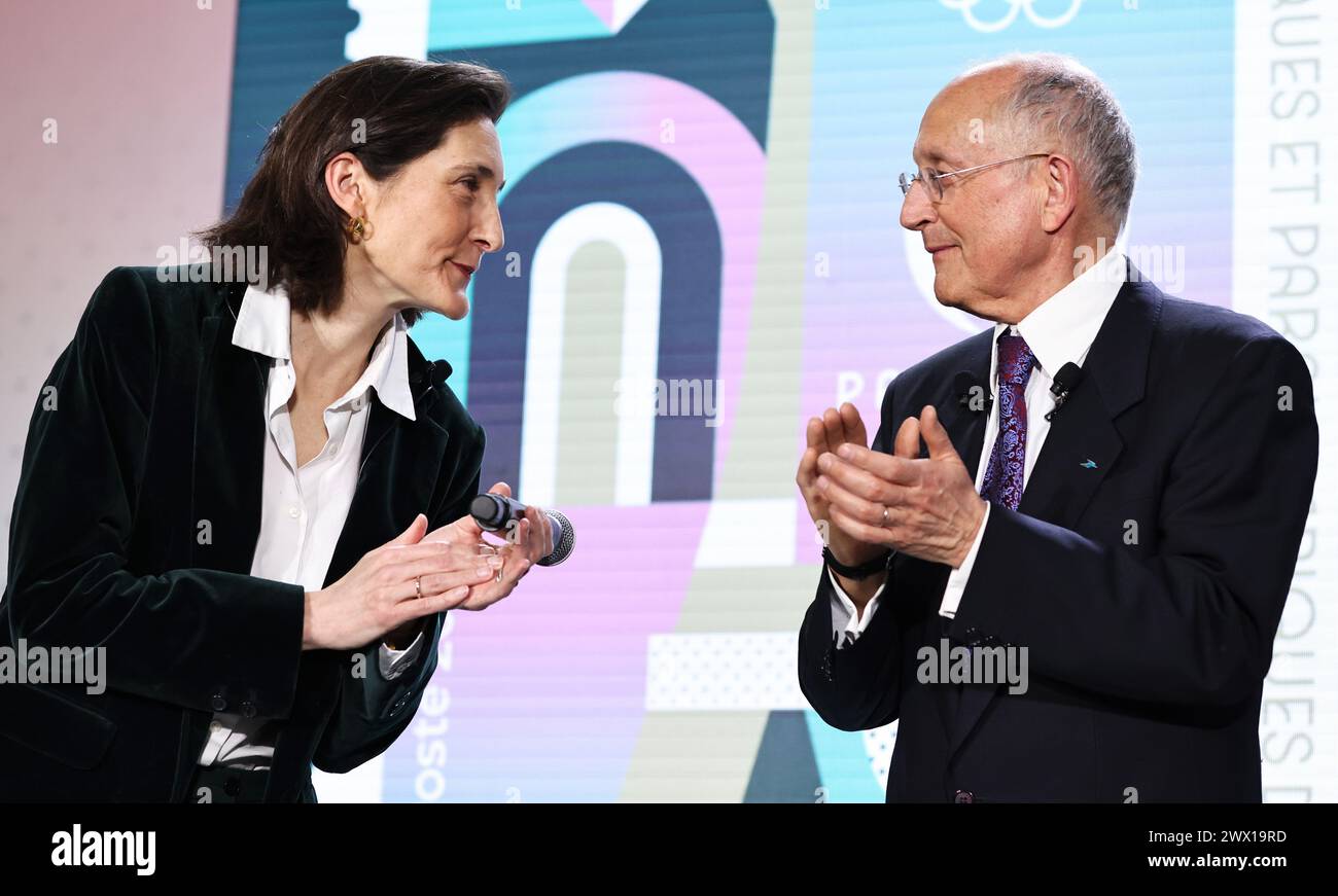 (240327) -- PARIGI, 27 marzo 2024 (Xinhua) -- il ministro dello sport francese Amelie Oudea-Castera (L) e l'amministratore delegato del gruppo la Poste Philippe Wahl partecipano alla cerimonia di inaugurazione del francobollo ufficiale per i Giochi olimpici e paraolimpici di Parigi 2024 presso il Museo postale francese di Parigi, Francia, 26 marzo 2024. Traendo ispirazione dall'identità visiva delle Olimpiadi di Parigi, il francobollo mette in evidenza luoghi iconici come la Torre Eiffel e la Senna, con elementi sportivi di atletica e rimbalzi di palla in esso presenti. Il francobollo ha finiture eccezionali con stampaggio a caldo. (Xinhua/ Foto Stock