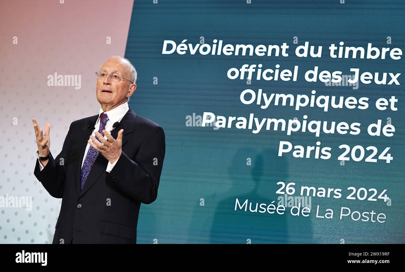 Parigi, Francia. 26 marzo 2024. Philippe Wahl, Chief Executive Officer de la Poste Group, presenta la cerimonia di inaugurazione del francobollo ufficiale per i Giochi Olimpici e Paralimpici di Parigi 2024 al Museo postale francese di Parigi, Francia, 26 marzo 2024. Traendo ispirazione dall'identità visiva delle Olimpiadi di Parigi, il francobollo mette in evidenza luoghi iconici come la Torre Eiffel e la Senna, con elementi sportivi di atletica e rimbalzi di palla in esso presenti. Il francobollo ha finiture eccezionali con stampaggio a caldo. Crediti: Gao Jing/Xinhua/Alamy Live News Foto Stock