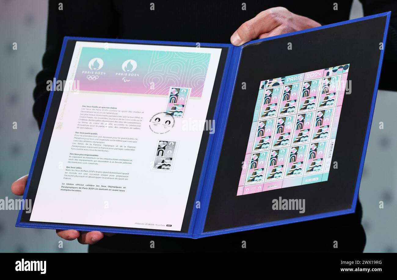 Parigi, Francia. 26 marzo 2024. I francobolli ufficiali per i Giochi Olimpici e Paralimpici di Parigi 2024 sono visti durante una presentazione al Museo postale francese di Parigi, Francia, 26 marzo 2024. Traendo ispirazione dall'identità visiva delle Olimpiadi di Parigi, il francobollo mette in evidenza luoghi iconici come la Torre Eiffel e la Senna, con elementi sportivi di atletica e rimbalzi di palla in esso presenti. Il francobollo ha finiture eccezionali con stampaggio a caldo. Crediti: Gao Jing/Xinhua/Alamy Live News Foto Stock