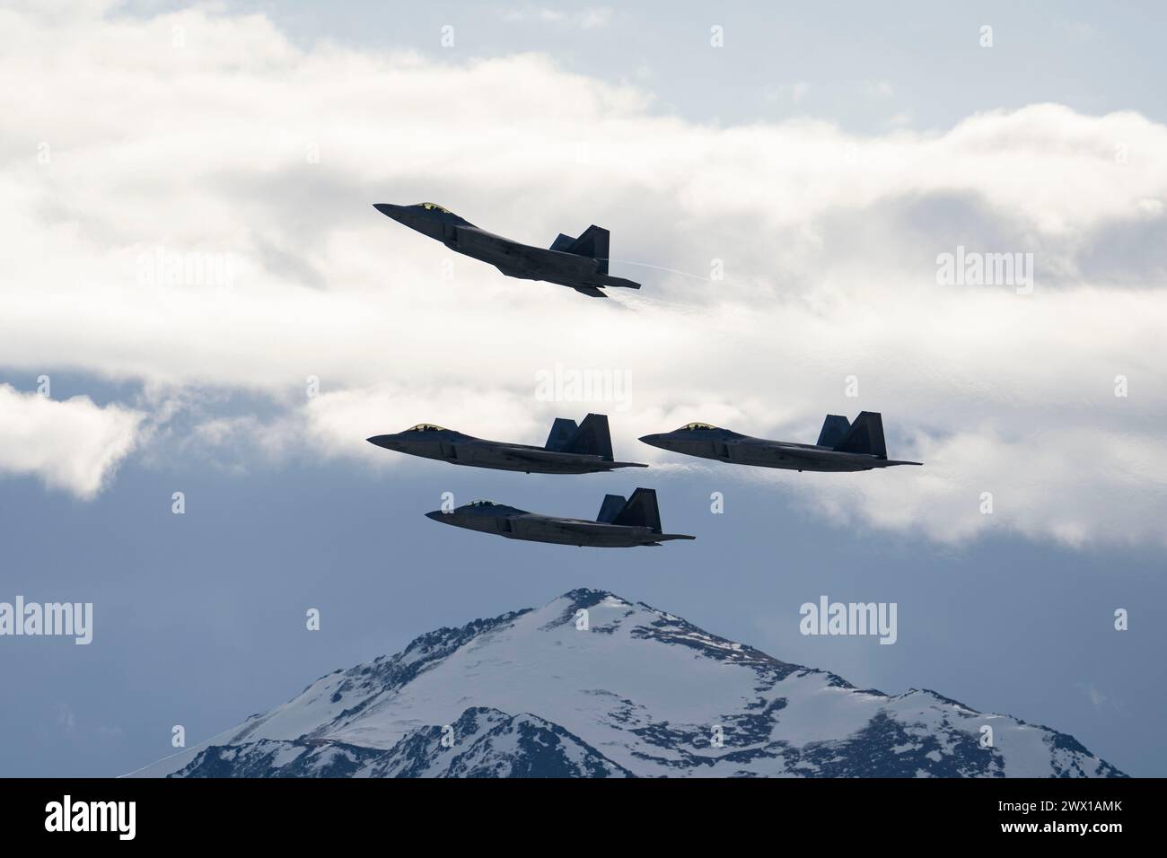 22 marzo 2024 - Joint base Elmendorf-Richardson, Alaska, Stati Uniti d'America - i membri del 3rd Wing e del 90th Fighter Generation Squadron conducono un cavalcavia di formazione di un uomo scomparso in ricordo del sergente Charles A. Crumlett presso Joint base Elmendorf-Richardson, Alaska, 22 marzo 2024. La formazione degli uomini dispersi è una tradizione militare che risale alla seconda guerra mondiale ed è una delle più alte forme di rispetto per i membri caduti del servizio. (Foto di Julia Lebens) (immagine di credito: © U.S. Air Force/ZUMA Press Wire) SOLO PER USO EDITORIALE! Non per USO commerciale! Foto Stock