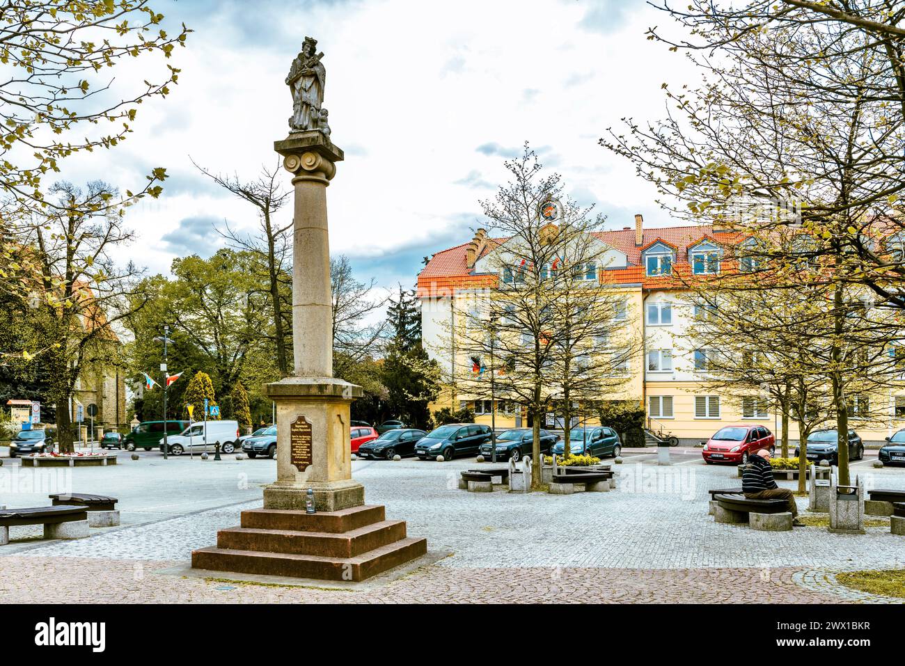 Jaslo, Polonia - 2 maggio 2023: Un bellissimo monumento nel centro di Piazza Rynok. Foto Stock