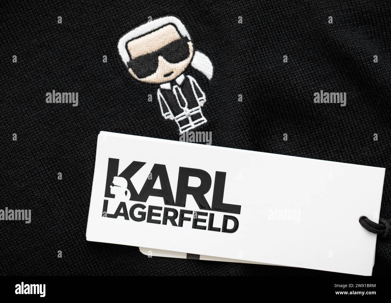 LONDRA, Regno Unito - 15 FEBBRAIO 2024: Etichetta con logo Karl Lagerfeld e emblema su tessuto nero premium. Foto Stock