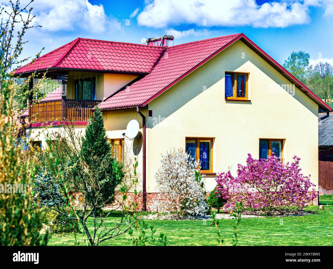 Splendida villa e alberi fioriti in campagna, Polonia. Foto Stock
