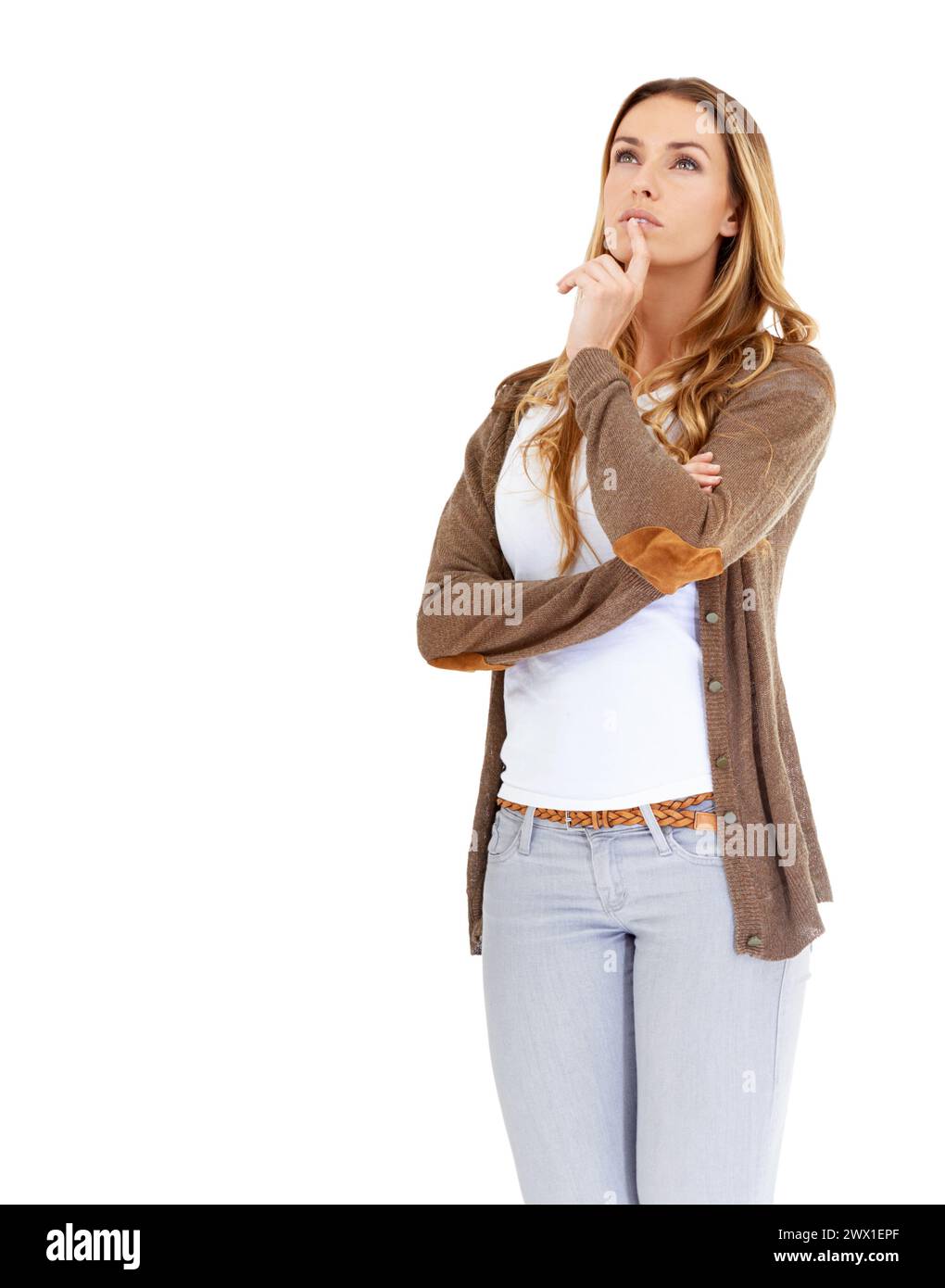 Donna, studio e mockup per idea, pensiero e moda con capelli ondulati in cardigan con spazio. Persona femminile, pensiero e sfondo bianco per stile Foto Stock