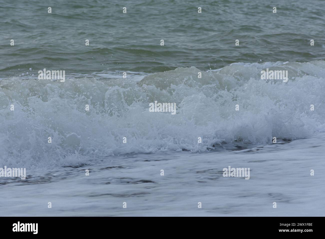 Mare grigio-pastello. Struttura di un oceano infuriante, cornice completa con spazio per il testo. Il concetto di tempo, vacanza, viaggio. L'acqua di mare pura e limpida, grande Foto Stock