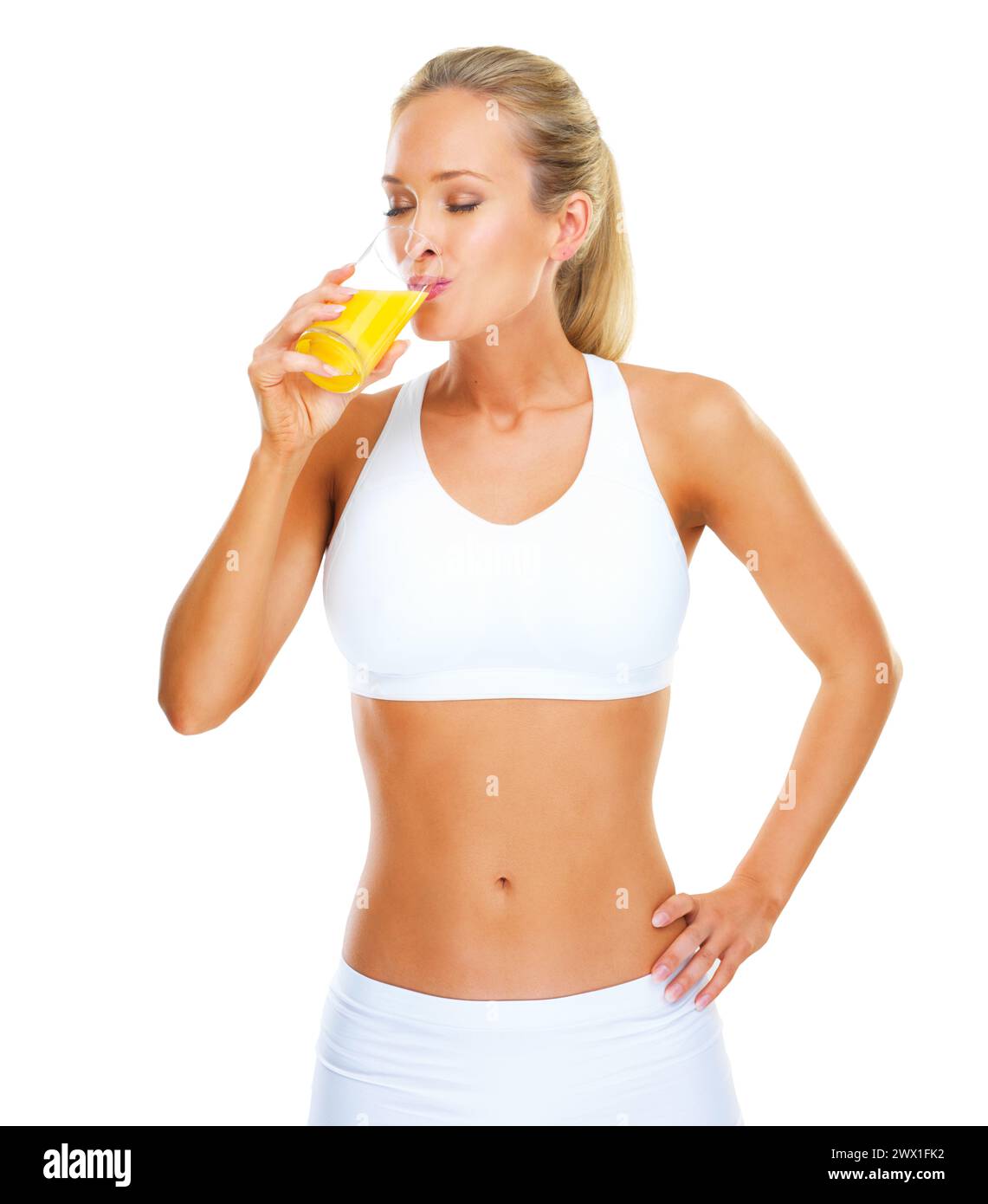 Studio, atleta e donna con succo da bere e benefici della vitamina c con nutrizione per la persona femminile. Sfondo bianco, benessere e ragazza con Foto Stock