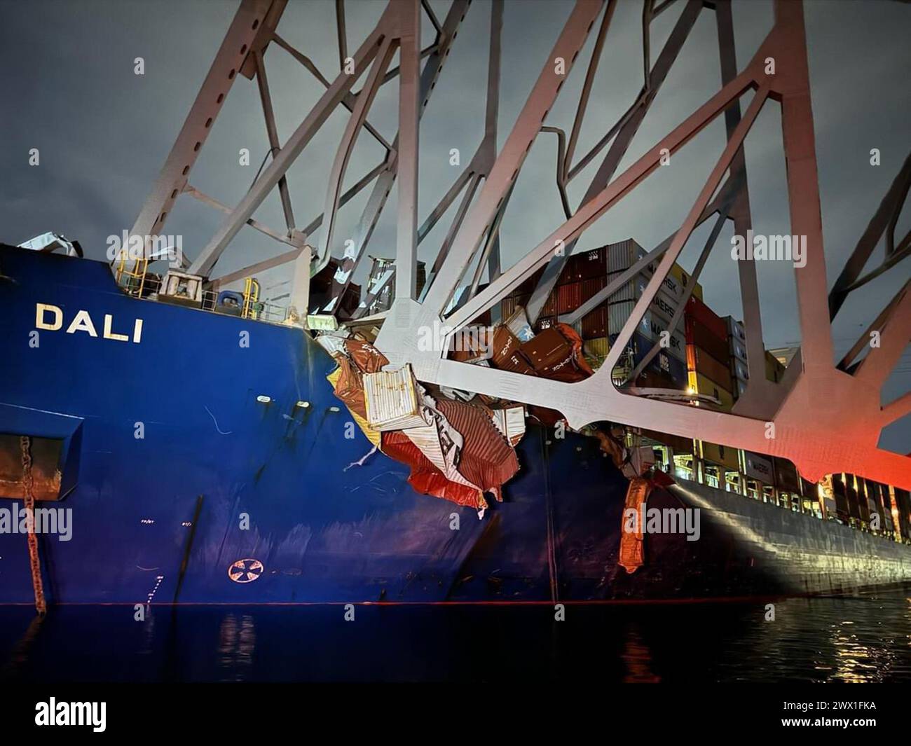 26 marzo 2024, Baltimora, Maryland, Stati Uniti: Alle 01:27 EST, una nave cargo di Singapore DALI si schiantò contro il Francis Scott Key Bridge, colpì uno dei suoi pilastri di supporto e la struttura crollò in 40 secondi. Otto persone stavano lavorando alle riparazioni stradali, quando la nave da carico colpì, due di loro furono salvate dall'acqua. Sono morte sei persone. L'equipaggio della nave ha emesso una chiamata "mayday" prima dell'incidente. Il ponte si estende sul fiume Patapsco ed è un collegamento essenziale della Interstate-695, la circonvallazione di Baltimora. Tra il 1960 e il 2015, in tutto il mondo 35 grandi crolli del ponte sono stati causati da scioperi di barche, uccisioni Foto Stock