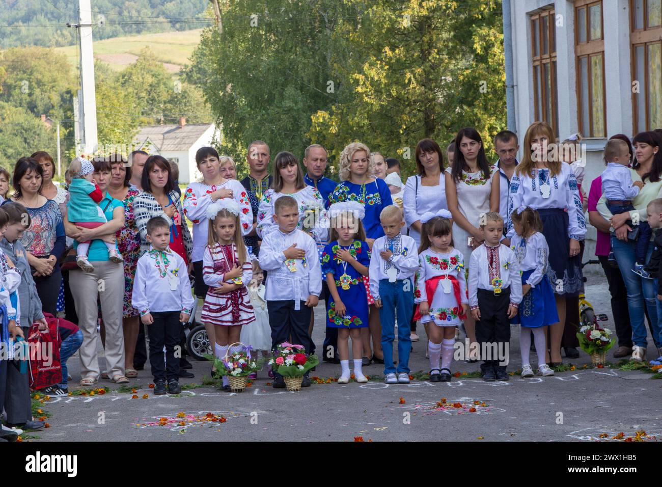 3 settembre, Ucraina, Nova Skvariava, piccoli scolari ucraini sulla festa della prima campana Foto Stock