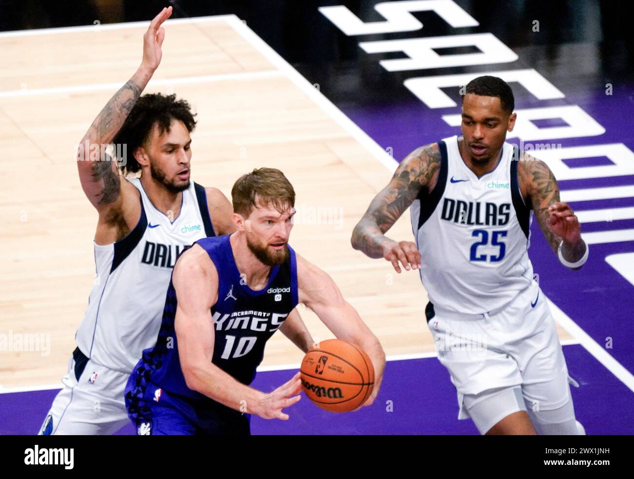 Sacramento, Stati Uniti. 26 marzo 2024. Domantas Sabonis (C) dei Sacramento Kings vige per il pallone durante una partita di stagione regolare NBA tra Sacramento Kings e Dallas Mavericks a Sacramento, Stati Uniti, 26 marzo 2024. Crediti: Wu Xiaoling/Xinhua/Alamy Live News Foto Stock