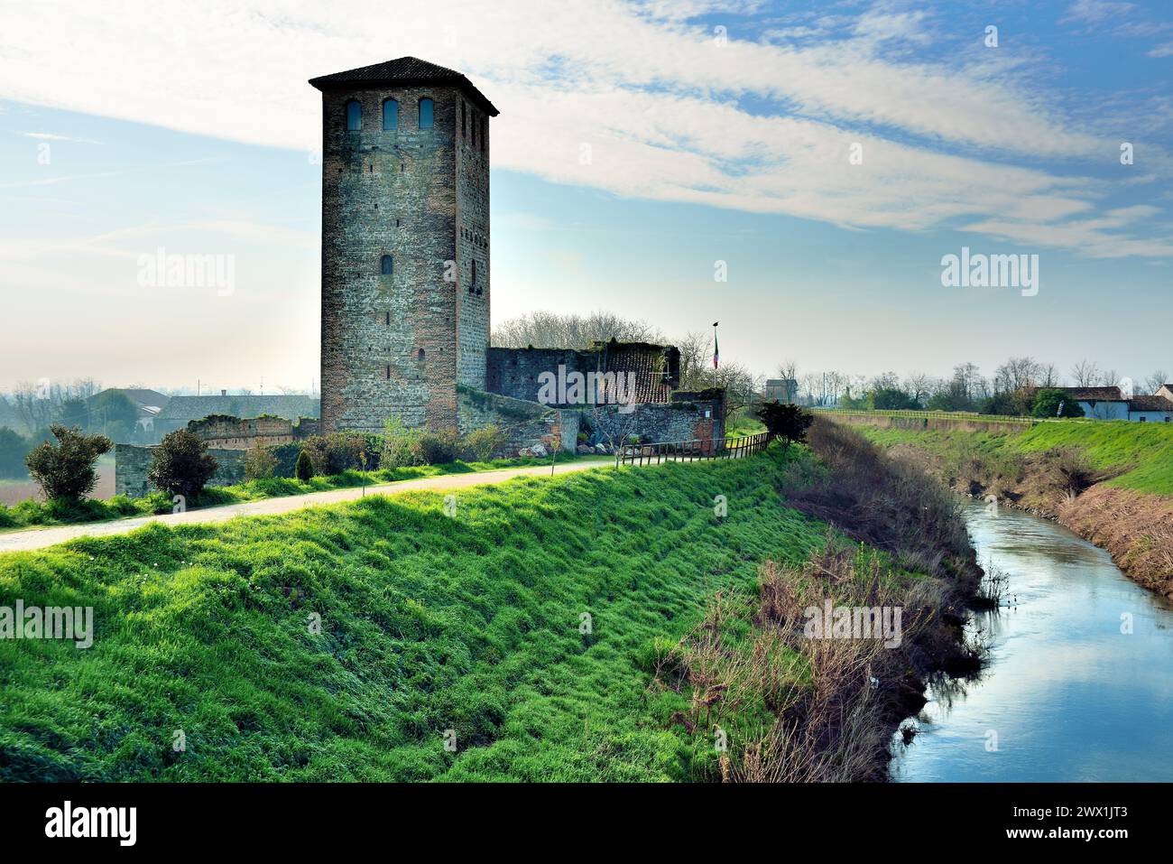 La Rocca di Ponte di Torre difese per secoli l'antica città fortificata di Este dalle minacce provenienti dalla zona veronese. Si trova sul lato del fiume Frassine ed è una delle poche strutture difensive medievali superstiti della zona. Faceva parte del grande sistema di avamposti fortificati costruito nel periodo tra il XII e il XIII secolo e convenientemente posizionato per difendere le strade di accesso a Este. Foto Stock