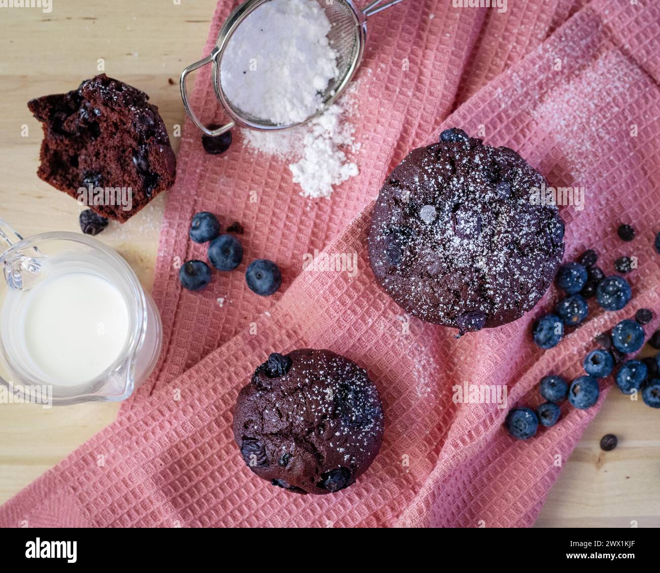 Muffin al cioccolato ai mirtilli Foto Stock
