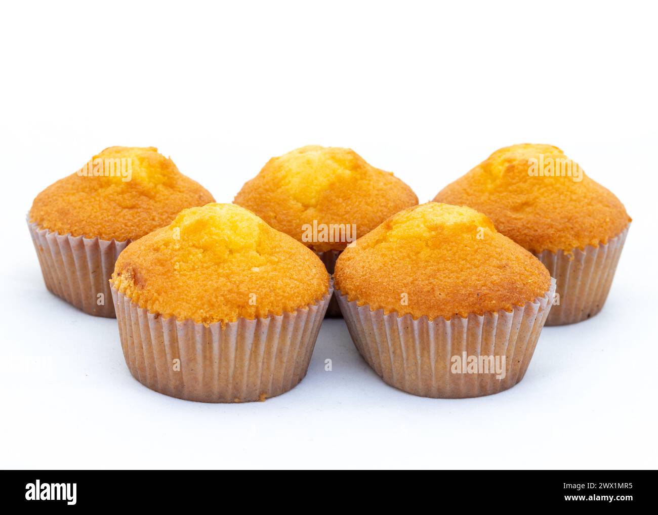 Cupcake freschi fatti in casa su sfondo bianco. Foto Stock