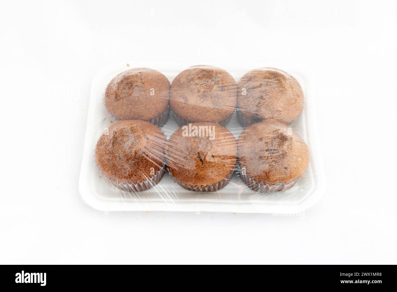 Pacchetto muffin e torte su sfondo bianco isolato Foto Stock