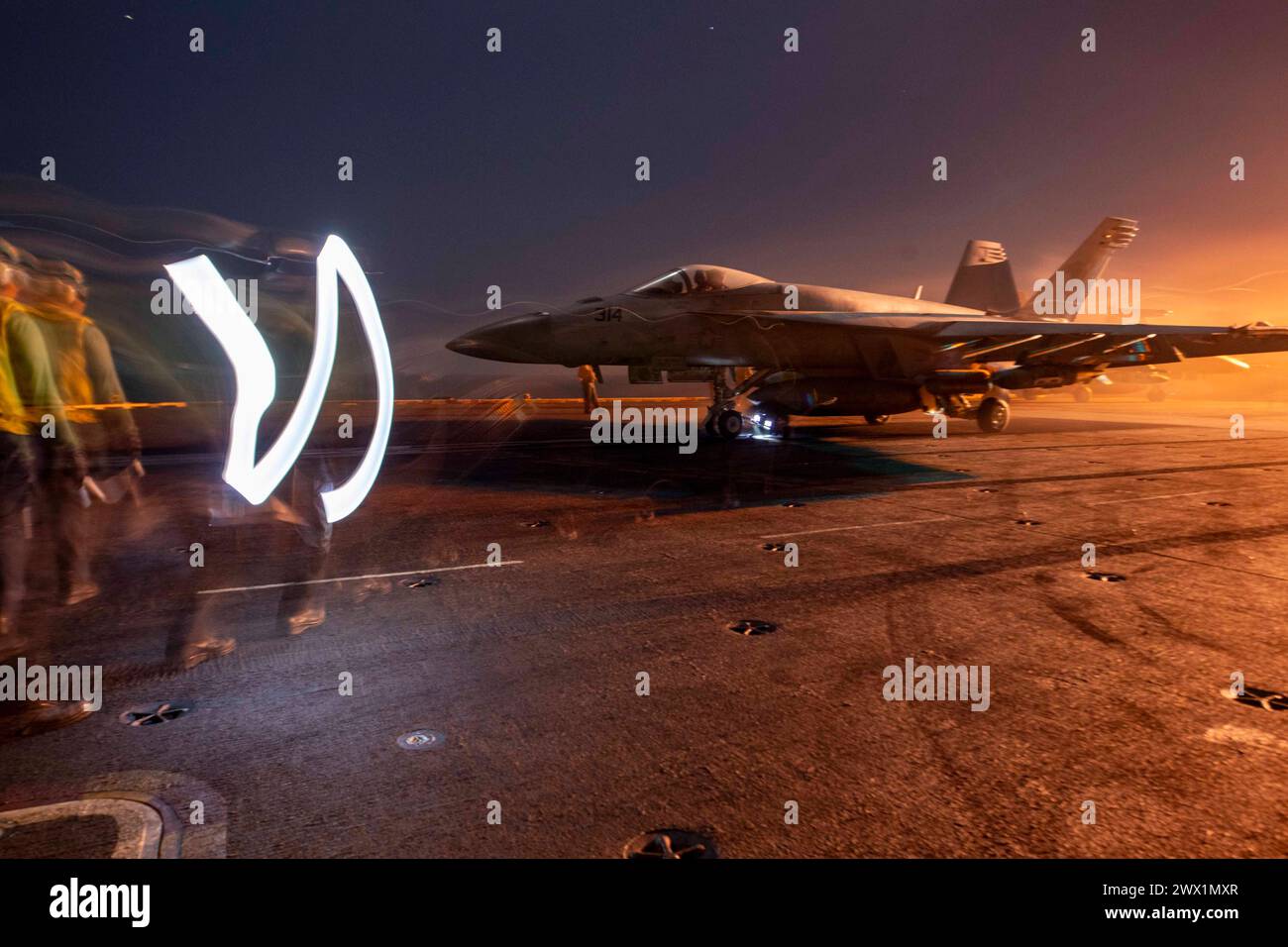 240322-N-MW930-1105 RED SEA (22 marzo 2024) la portaerei classe Nimitz USS Dwight D. Eisenhower (CVN 69) effettua operazioni di volo Foto Stock
