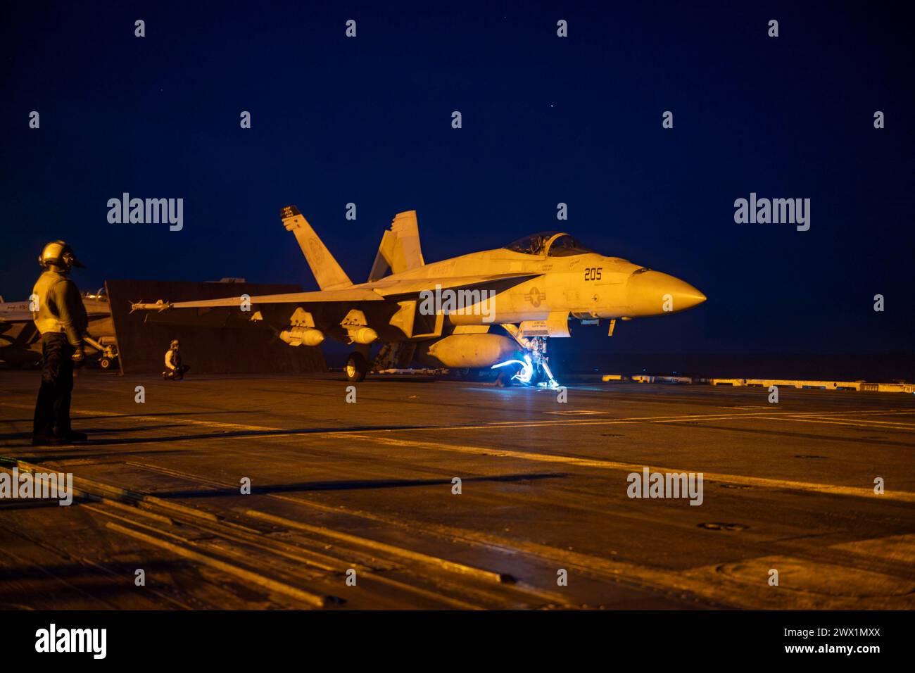 240322-N-WJ225-1079 RED SEA (22 marzo 2024) la portaerei classe Nimitz USS Dwight D. Eisenhower (CVN 69) effettua operazioni di volo Foto Stock