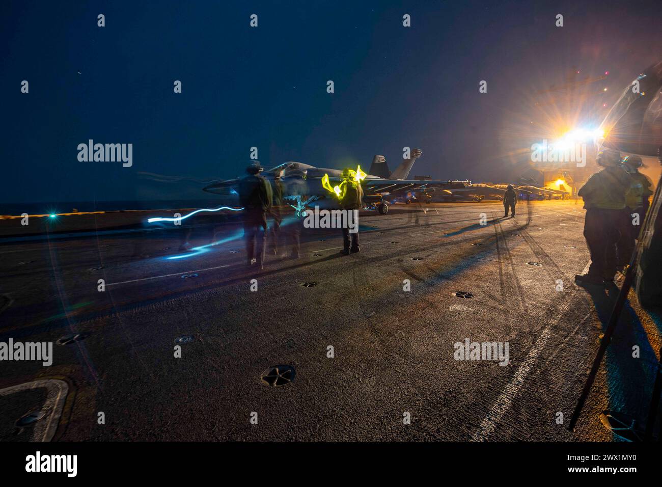 240322-N-MW930-1098 RED SEA (22 marzo 2024) la portaerei classe Nimitz USS Dwight D. Eisenhower (CVN 69) effettua operazioni di volo Foto Stock