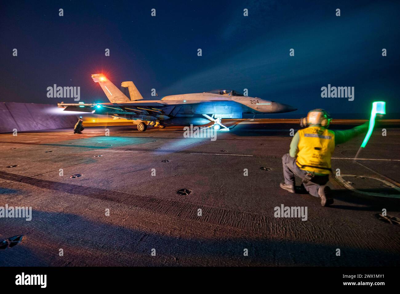 240322-N-MW930-1093 RED SEA (22 marzo 2024) la portaerei classe Nimitz USS Dwight D. Eisenhower (CVN 69) effettua operazioni di volo Foto Stock