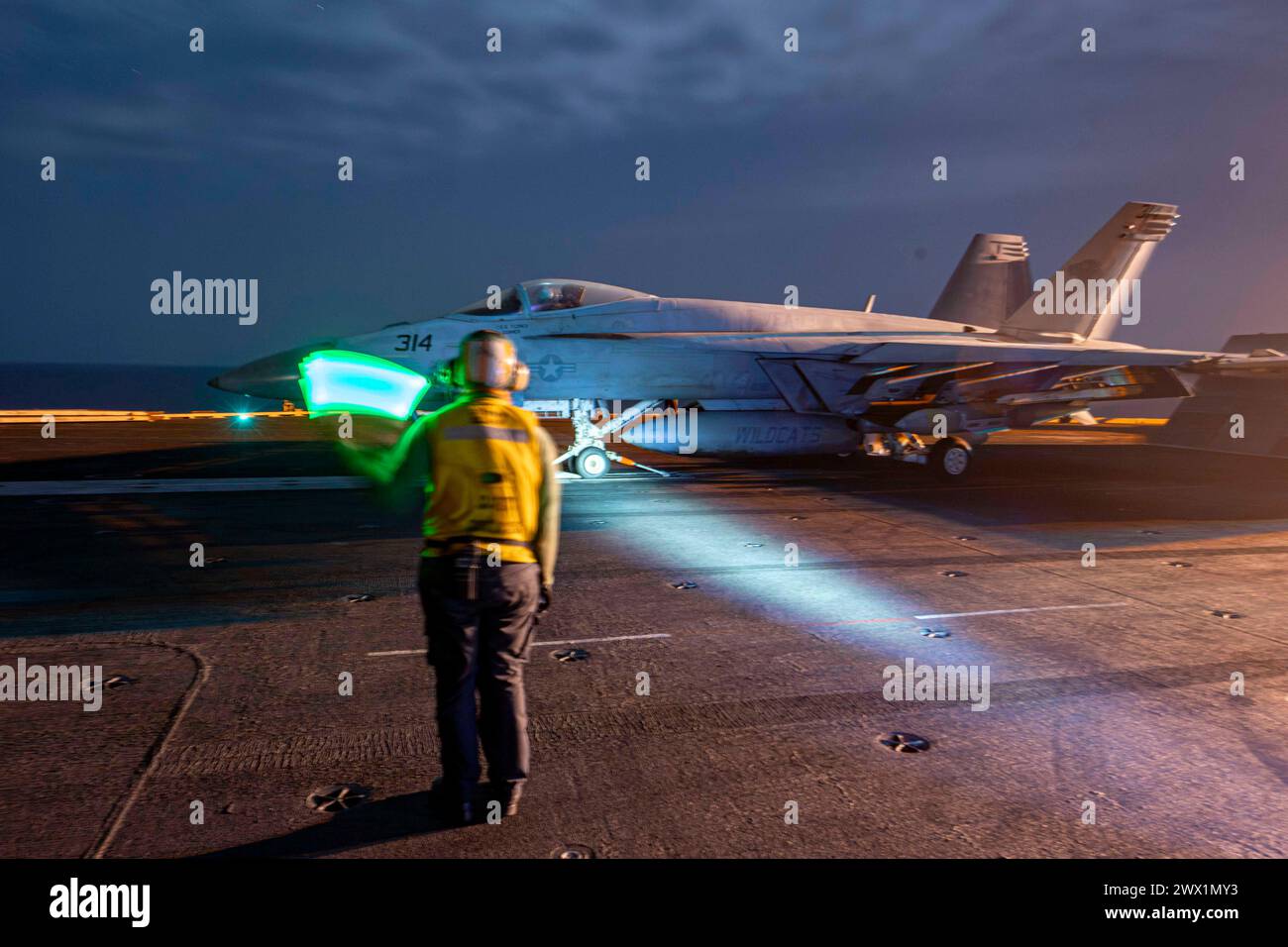 240322-N-MW930-1116 RED SEA (22 marzo 2024) la portaerei classe Nimitz USS Dwight D. Eisenhower (CVN 69) effettua operazioni di volo Foto Stock