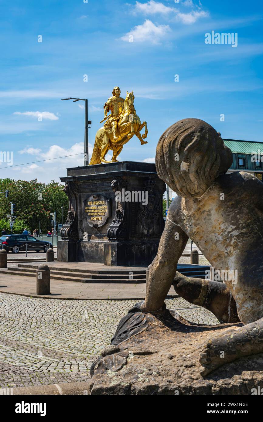 Goldener Reiter, Dresda, Sachsen, Deutschland Goldener Reiter, Reiterstandbild des sächsischen Kurfürsten und Königs von Polen, August der Starke am Neustädter Markt a Dresda, Sachsen, Deutschland. Cavaliere d'oro, statua equestre dell'elettore sassone e re di Polonia, Augusto il forte al mercato della città nuova di Dresda, Sassonia, Germania. Foto Stock