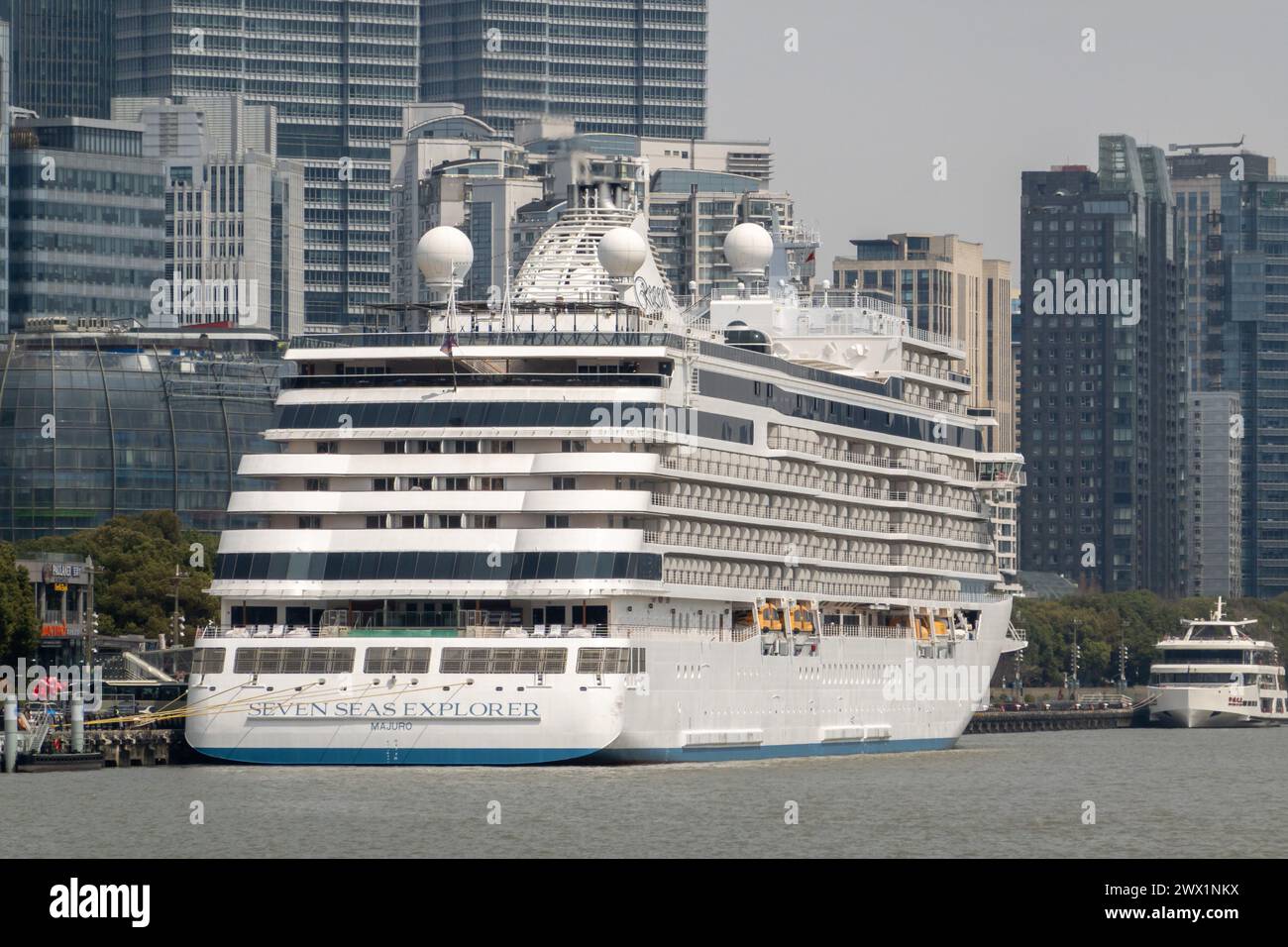 SHANGHAI, CINA - 26 MARZO 2024 - la nave da crociera "Seven Seas Explorer" è attraccata al North Bund Guest Center Terminal a Shanghai, Cina, ma Foto Stock