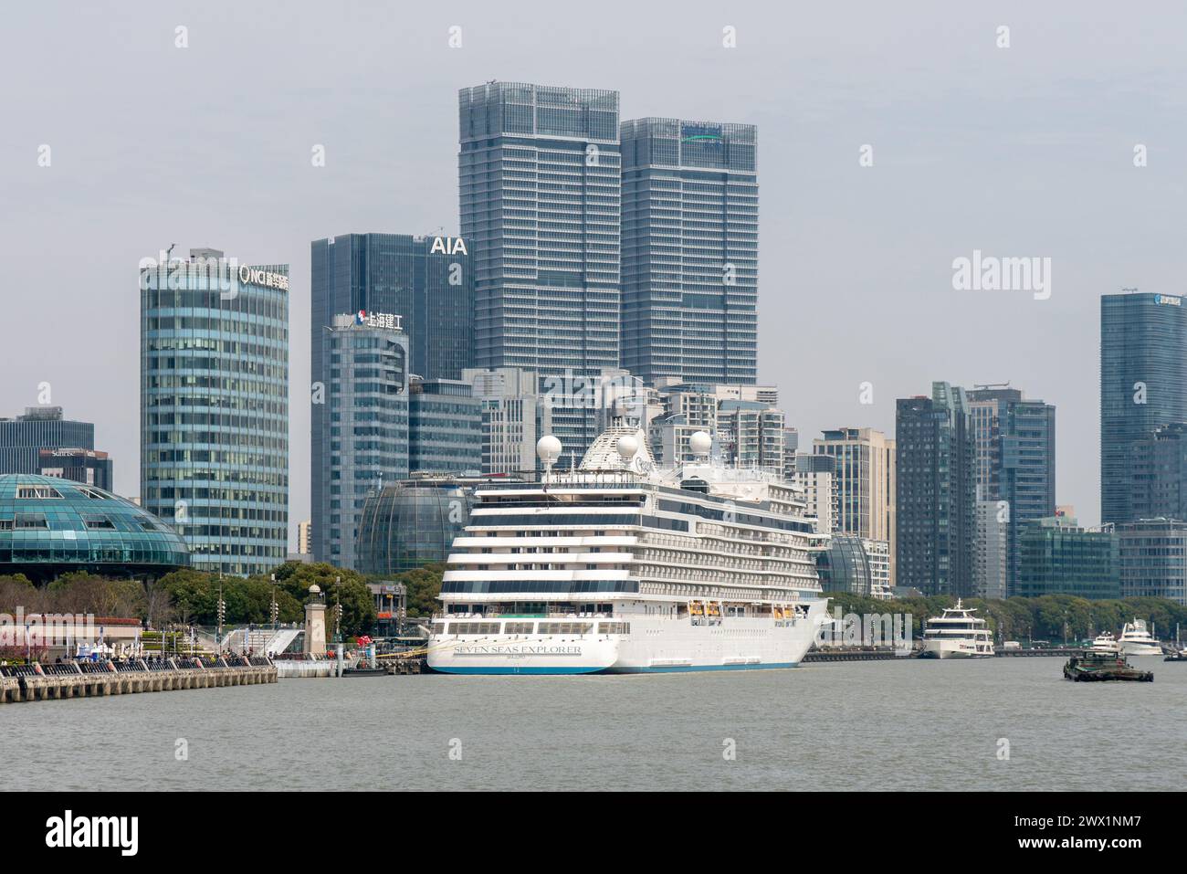 SHANGHAI, CINA - 26 MARZO 2024 - la nave da crociera "Seven Seas Explorer" è attraccata al North Bund Guest Center Terminal a Shanghai, Cina, ma Foto Stock