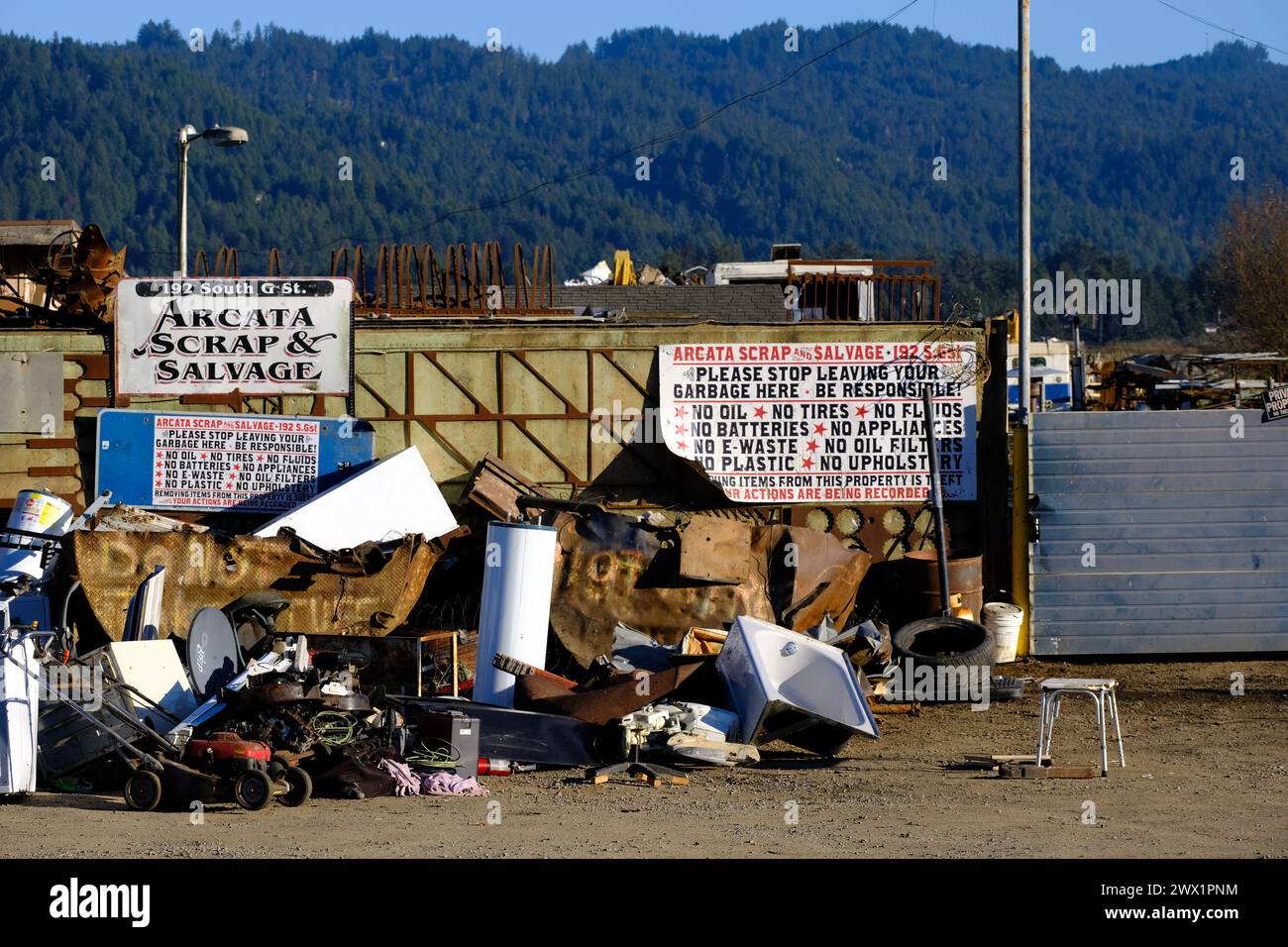 Segnaletica presso un centro di riciclaggio, Arcata, California, Stati Uniti. Foto Stock