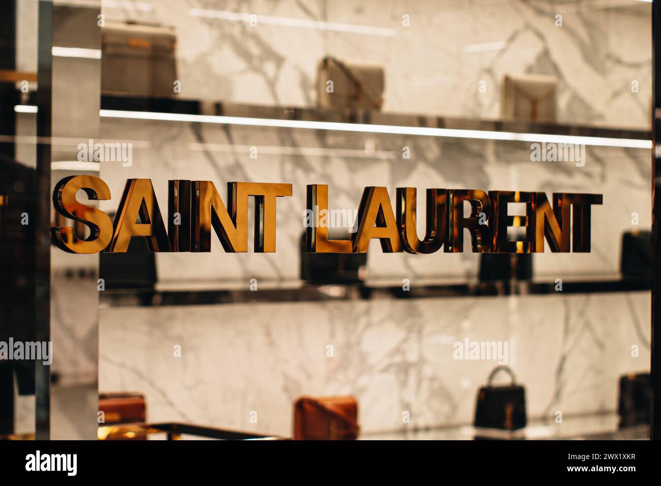 Logo Yves Saint Laurent dorato in un negozio di moda femminile. Casa di moda di lusso fondata da Yves Saint Laurent Foto Stock