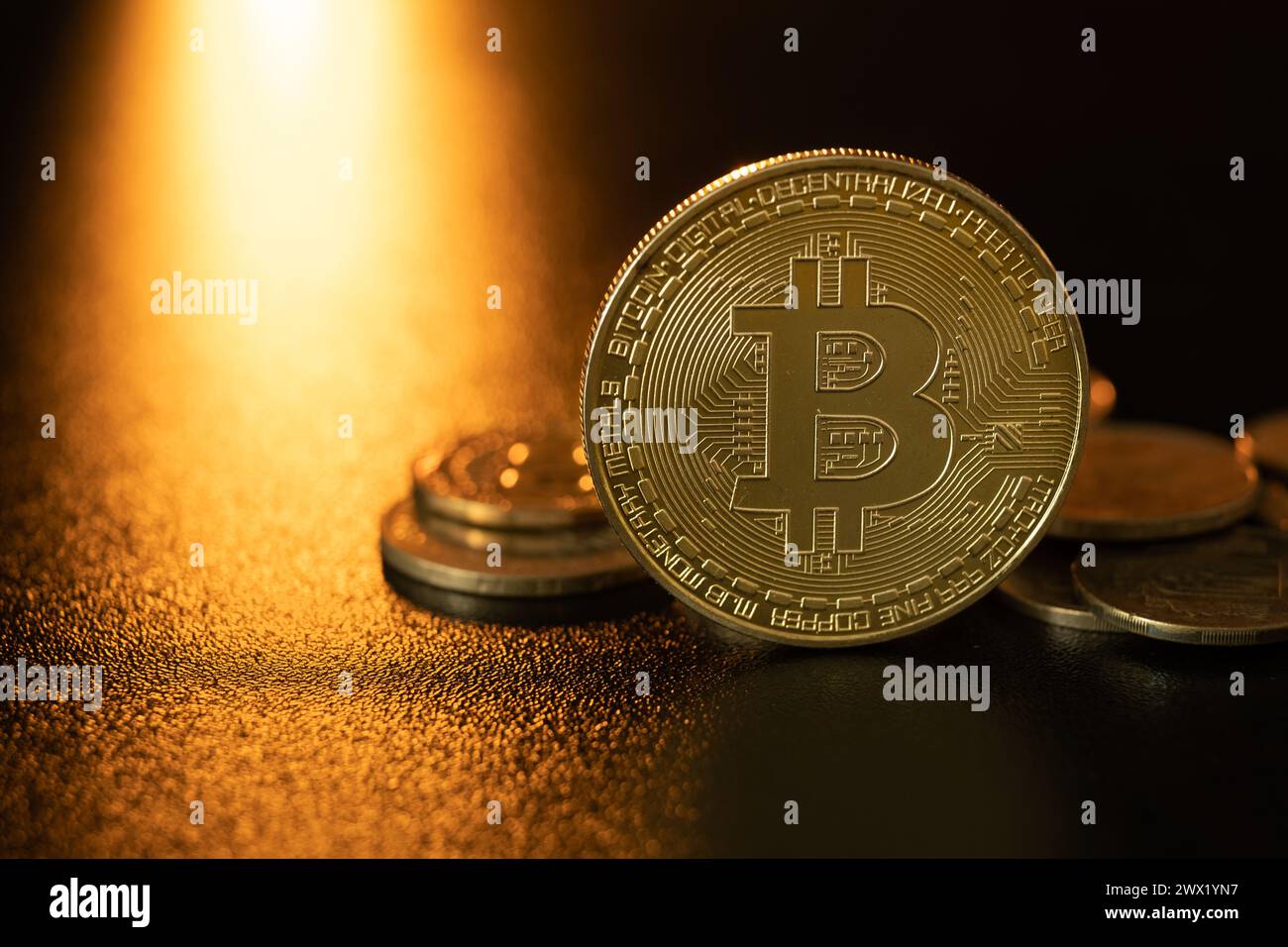 Bitcoin New Virtual Money Concept.Gold bitcoin isolato su sfondo nero per il design. La moneta d'oro con l'icona lettera B riflette il nero. btc minerario Foto Stock