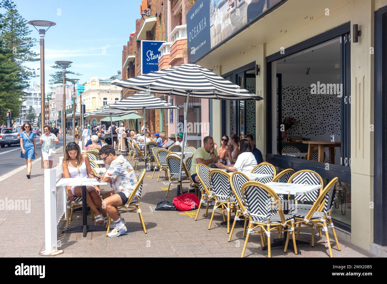 Caffè sul lungomare a North Steyne, Manly, North Sydney, Sydney, New South Wales, Australia Foto Stock