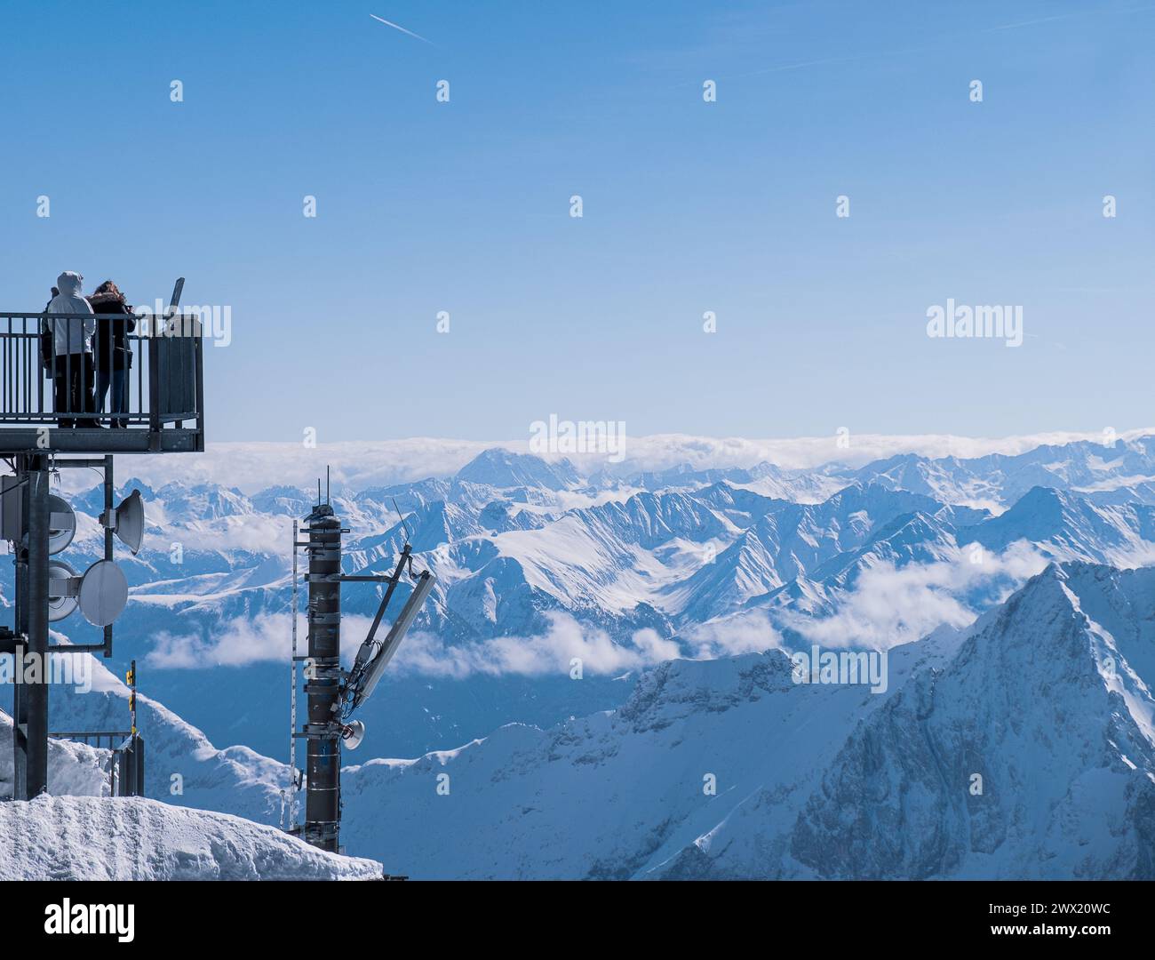 Vista e paesaggio delle Alpi in inverno con cielo blu e nuvole Foto Stock
